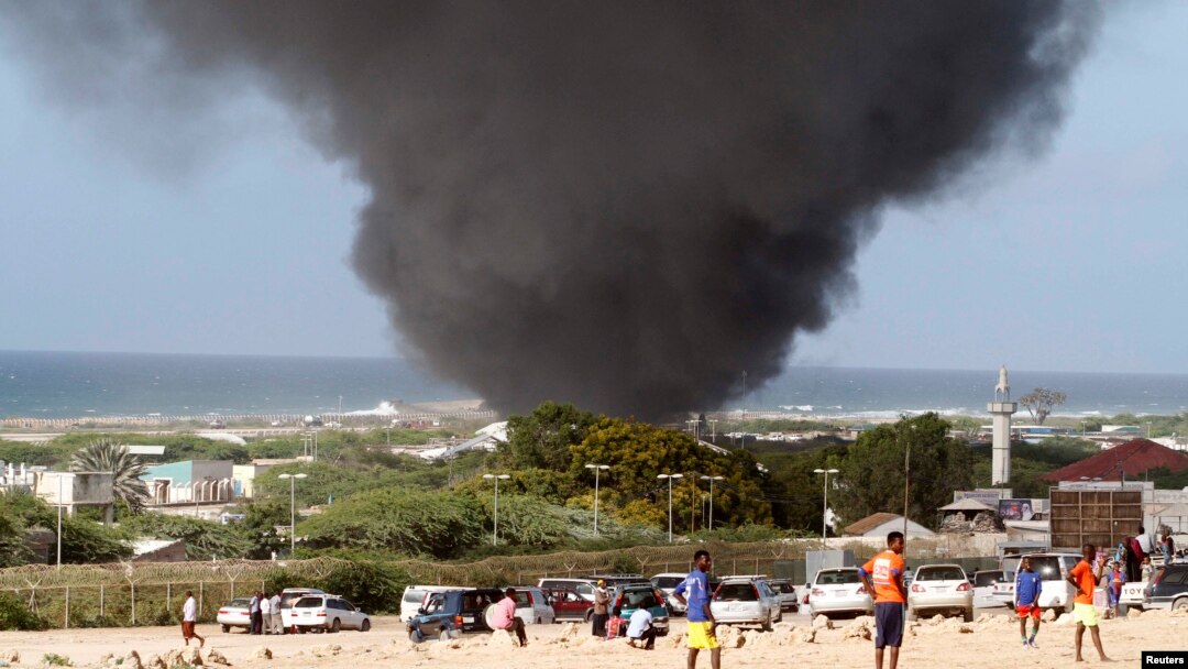 Asap hitam menyelimuti angkasa di atas bandara Internasional Aden Abdule di ibukota Somalia, Mogadishu, akibat meledak dan terbakarnya sebuah pesawat pengangkut senjata milik Ethiopia, Jumat (9/8). 