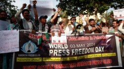 Para jurnalis berunjuk rasa dalam rangka peringatan Hari Kebebasan Pers sekaligus mengecam terbunuhnya seorang jurnalis dalam ledakan bom di Khuzdar, Lahore, Pakistan, 3 Mei 2024. (Foto: K.M. Chaudary/AP Photo)