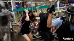 Sukobi policije i demonstranata na aerodromu u Hong Kongu, 13. avgust 2019.