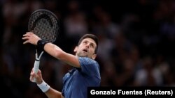 Novak Đeković očekuje smeč protiv Žoao Souze u 2. kolu turnira u Parizu, 30. oktobar 2018. (Foto: Reuters/Gonzalo Fuentes) 