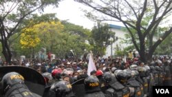 Kepolisian Jaga Ketat aksi massa buruh di kawasan industri Cikarang dalam peringatan May Day 2014 (VOA/Andylala).