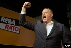 El candidato presidencial de Uruguay por el Partido Nacional, Álvaro Delgado, durante el mitin de cierre de campaña en Las Piedras, Canelones, Uruguay, el 22 de octubre de 2024, antes de las próximas elecciones presidenciales.