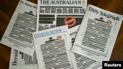 Halaman depan beberapa harian Australia memasang "berita yang disensor" sebagai protes terhadap sebuah UU, Senin (21/10). 