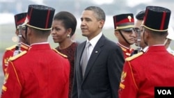 President Barack Obama dan Michelle Obama tiba di Jakarta, Indonesia, 9 November 2010