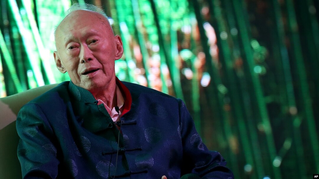 Mantan perdana menteri Singapura Lee Kuan Yew pada sebuah forum di negara kota tersebut, 2013. (AP/Wong Maye-E)
