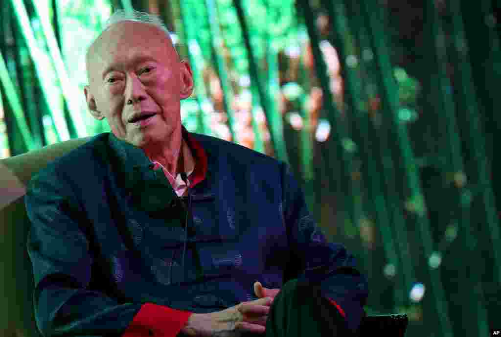 Mantan perdana menteri Singapura, mendiang Lee Kuan Yew, dalam acara Standard Chartered Singapore Forum, 20 Maret 2013, di Singapura, membahas krisis keuangan Eropa dan perekonomian Asia. (AP Photo/Wong Maye-E)