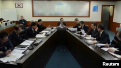 지난 12일 북한의 핵실험 뒤 한국 청와대에서 긴급국가안전보장회의를 주재하고 있는 이명박 대통령(가운데).