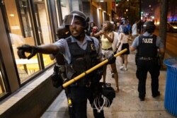 지난 5일 미국 미니애폴리스에서 경찰의 총격에 총기범죄 수배범이 사망한 데 항의하는 시위대와 진압 경찰이 충돌했다.