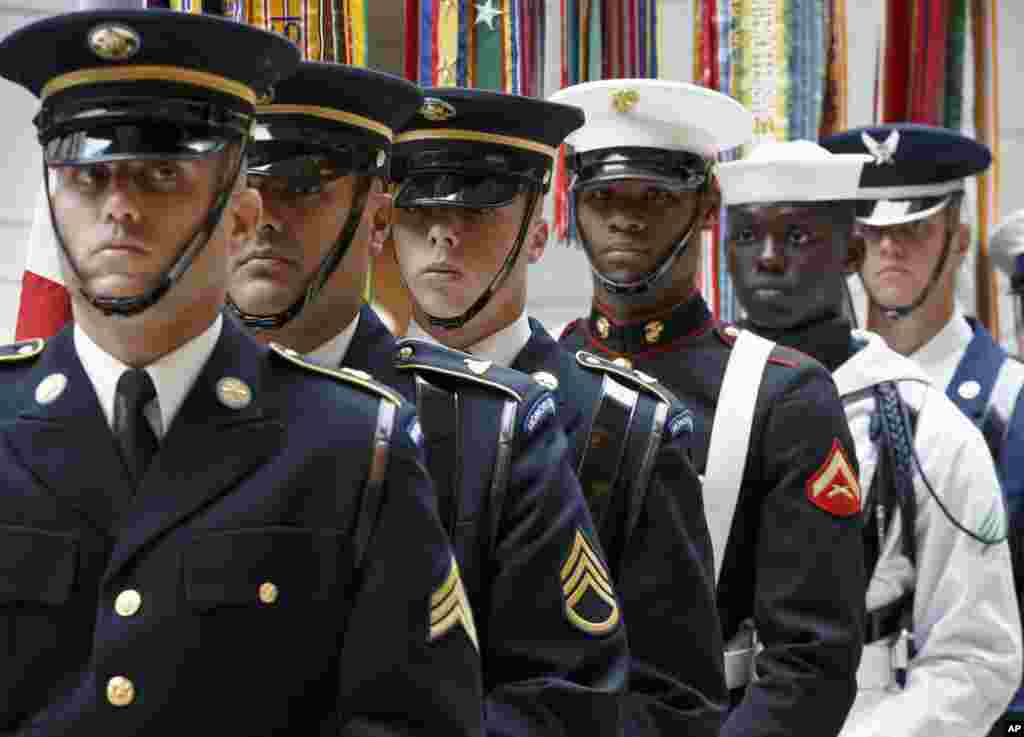 Tentara bersiap membawa bendera ke Gedung Kongres, Capitol Hill, dalam upacara medali emas untuk menghormati para korban serangan teror 11 September 2001 di Washington, DC (10/9).&nbsp;(AP/J. Scott Applewhite)