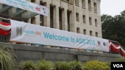 Spanduk bertuliskan selamat datang bagi para peserta Konferensi AIDS di Washington DC (Foto: Iscar Blanco/VOA)