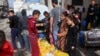 Palestinos hacen fila para llenar envases con agua en Rafah, en el sur de la Franja de Gaza, el 17 de marzo de 2024.