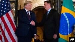 Tổng thống Mỹ Donald Trump bắt tay với Tổng thống Brazil Jair Bolsonaro, 7/3, tại Palm Beach, Florida