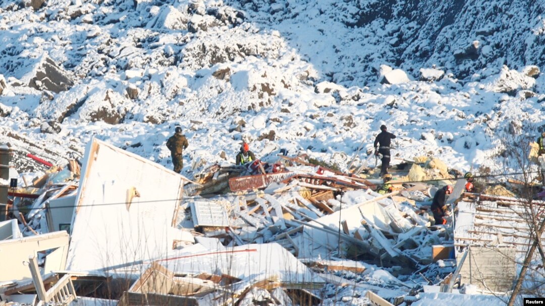 Tim SAR melanjutkan upaya pencarian korban di lokasi longsor di Ask, Norwegia 4 Januari 2021. (NTB / Terje Pedersen via REUTERS)
