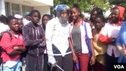 Juara anggar AS, Ibtihaj Muhammad (tengah), dalam sebuah kampanye pendidikan di Sekolah John F. Kennedy di Dakar, 2014. (VOA/Jennifer Lazuta)