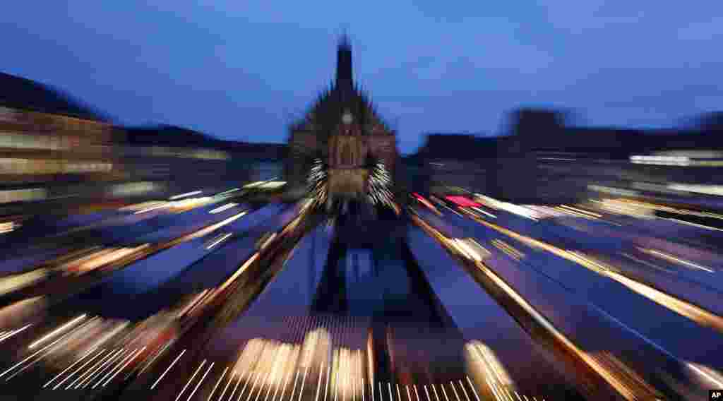 Foto yang diambil dengan waktu exposure yang panjang, memperlihatkan Gereja Our Lady saat pembukaan pasar Natal secara tradisional di Kota Tua di Nuremberg, Jerman selatan, yang terkenal di dunia. 