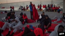 Des migrants rescapés en mer attendent d'être transférés au port d'Algésiras, Espagne, le 28 juillet 2018.