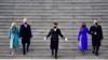 El presidente de EE.UU. Joe Biden, la primera dama Jill Biden, la vicepresidenta de EE. UU. Kamala Harris y el primer caballero Douglas Emhoff bajan los escalones del Capitolio después de la 59a investidura presidencial en Washington, Enero 20 de 2020.