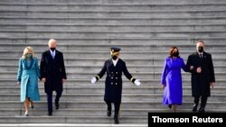 El presidente de EE.UU. Joe Biden, la primera dama Jill Biden, la vicepresidenta de EE. UU. Kamala Harris y el primer caballero Douglas Emhoff bajan los escalones del Capitolio después de la 59a investidura presidencial en Washington, Enero 20 de 2020.