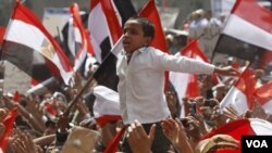 Ribuan demonstran mengikuti aksi protes untuk “menyelamatkan revolusi” di Lapangan Tahrir, Kairo, Jumat (1/4).