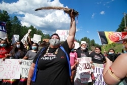 Nativoamericanos se manifiestan en Keystone, Dakota del Sur, antes de la visita del presidente Donald Trump al monte Rushmore, el viernes, 3 julio.