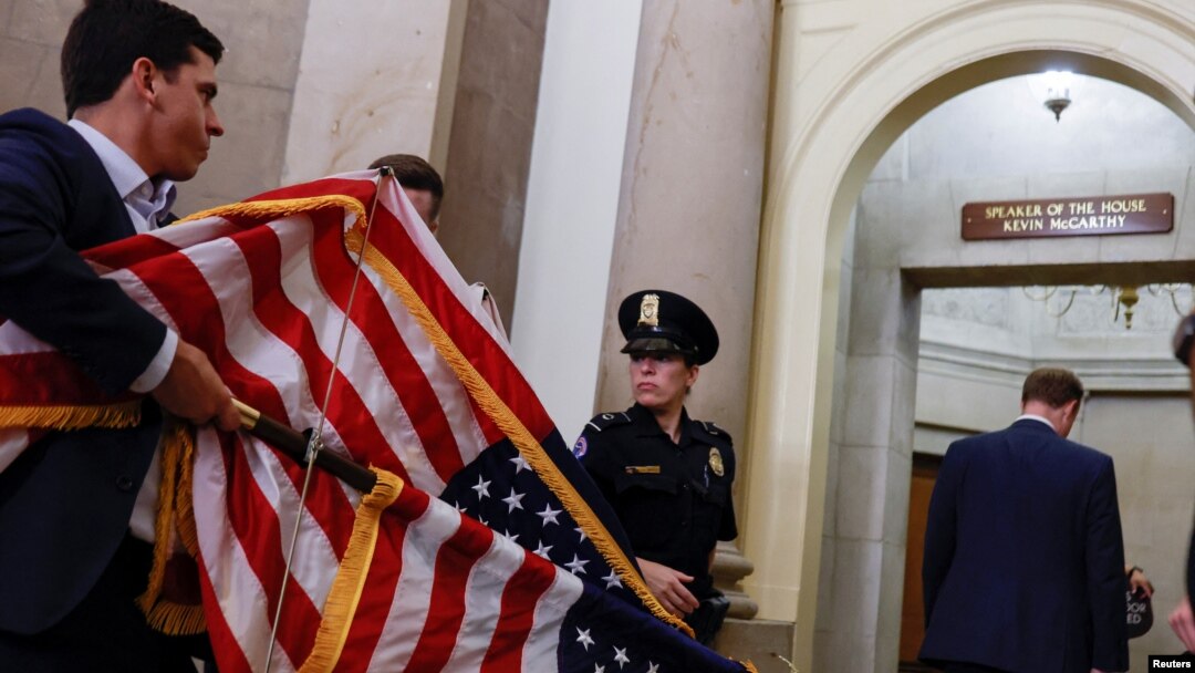 Kevin McCarthy napušta Capitol nakon što je smijenjen sa mjesta predsjedavajućeg Predstavničkog doma SAD. 