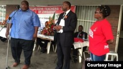 FILE: Progressive Teachers Union of Zimbabwe secretary general Raymond Majongwe (right) addressing members of his union. (Photo: PTUZ)