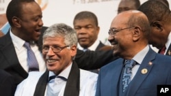 Le président soudanais Omar el-Béchir, à droite, au sommet de l'Union africaine à Johannesburg, le dimanche 14 Juin à 2015. (AP Photo/Shiraaz Mohamed)