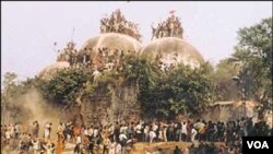 Reruntuhan masjid Babri yang dibangun pada abad ke-16. Masjid ini dibakar habis oleh ekstremis Hindu tahun 1992.