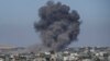 Humo se eleva durante un ataque israelí en Rafah, en la Franja de Gaza, el jueves 30 de mayo de 2024.