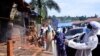 Des responsables ougandai de la santé portant un équipement de protection désinfectent le marché en plein air de Nakawa dans le cadre de mesures de prévention de la propagation du coronavirus à Kampala, le 17 avril 2020.
