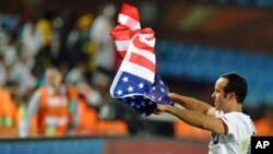 US midfielder Landon Donovan waves the flag after the Group C first round 2010 World Cup football match US versus Algeria at Loftus Verfeld stadium in Tshwane/Pretoria, 23 Jun 2010