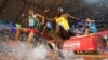 Atlet lari halang rintang Uganda, Benjamin Kiplagat (kanan baju kuning), saat bertanding di Stadion Internasional Khalifa di Doha, Qatar, 1 Oktober 2019. (Foto: Kai Pfaffenbach/Reuters)