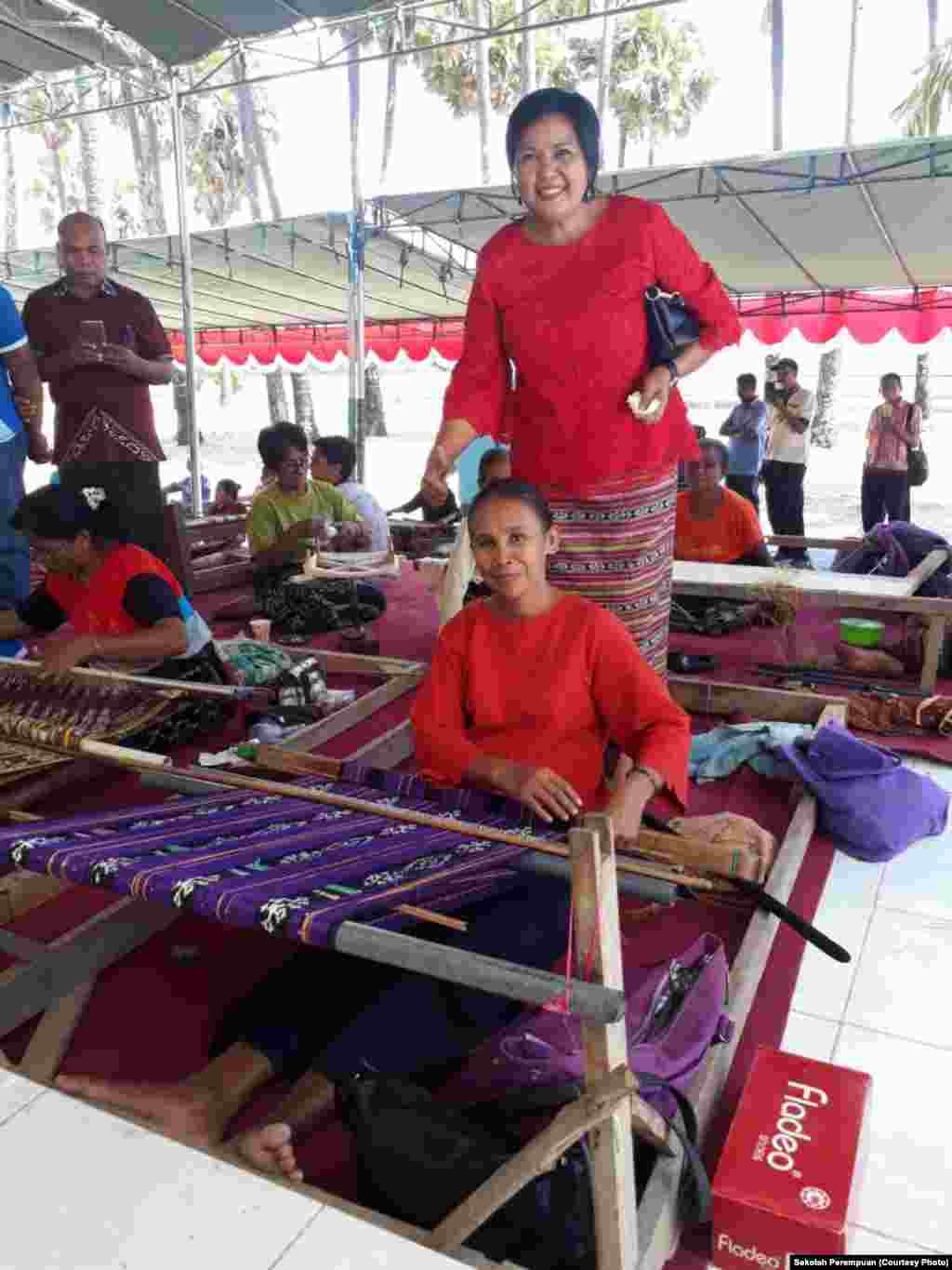 Peringatan Ulang Tahun ke-73 Republik Indonesia di Kupang dirayakan dengan membuat kompetisi tenun kain tradisional dengan tema &ldquo;Satu Tenun, Satu Perjuangan Perempuan.&rdquo; (Foto: Sekolah Perempuan)