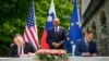 مایک پمپئو، وزیر خارجه آمریکا، و آنژه لوگار، وزیر خارجه اسلوونی، در حال امضای تفاهم نامه فن آوری اینترنت نسل پنجم. نخست وزیر اسلوونی در وسط تصویر دیده می شود. ۱۳ اوت ۲۰۲۰