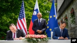 مایک پمپئو، وزیر خارجه آمریکا، و آنژه لوگار، وزیر خارجه اسلوونی، در حال امضای تفاهم نامه فن آوری اینترنت نسل پنجم. نخست وزیر اسلوونی در وسط تصویر دیده می شود. ۱۳ اوت ۲۰۲۰