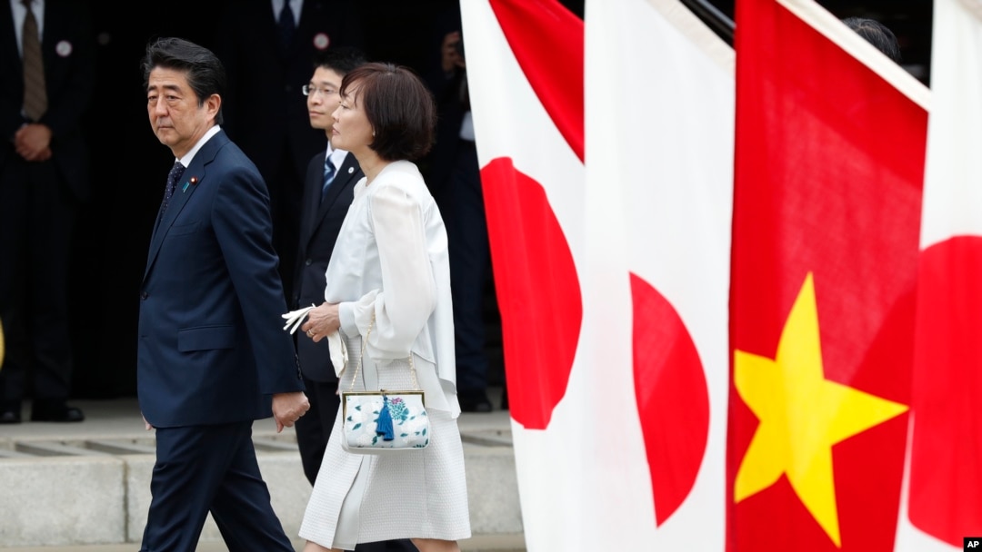 PM Jepang Shinzo Abe didampingi istrinya, Akie Abe menghadiri upacara untuk menyambut kedatangan tamu negara, Presiden Tran Dai Quang di Istana Kaisar (Imperial Palace), Tokyo, 30 Mei 2018. 