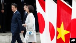 PM Jepang Shinzo Abe didampingi istrinya, Akie Abe menghadiri upacara untuk menyambut kedatangan tamu negara, Presiden Tran Dai Quang di Istana Kaisar (Imperial Palace), Tokyo, 30 Mei 2018. 