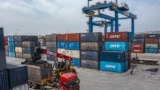 FILE - Sebuah truk memindahkan kontainer di Stasiun Tuanjiecun di Taman Pusat Logistik Internasional Chongqing di Kotamadya Chongqing, China barat daya, 5 Mei 2024. (Huang Wei/Xinhua via AP, File)