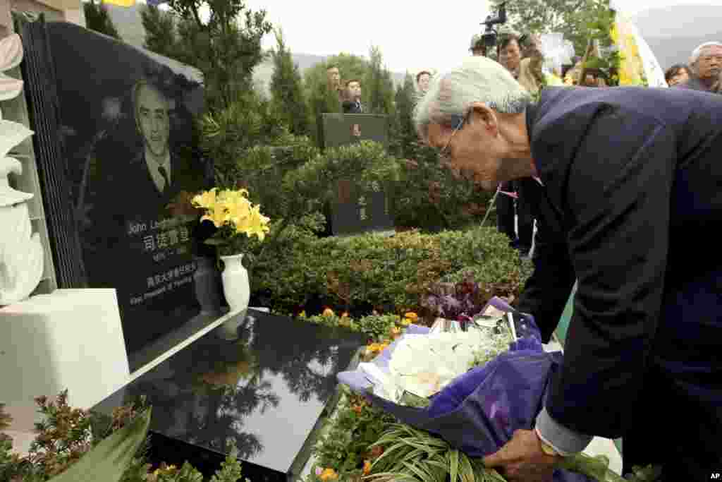 燕京大学校友给老校长司徒雷登的陵墓献花（2008年11月16日）。司徒雷登创办了燕京大学。中国作家冰心曾和毛泽东唱反调说：&ldquo;我就不爱听什么&lsquo;别了，司徒雷登&rsquo;，人家司徒雷登帮过许多进步学生，好几个人都是坐着他的车才去了解放区。应该感谢每一个帮助自己的人，忘恩负义不好。&rdquo;