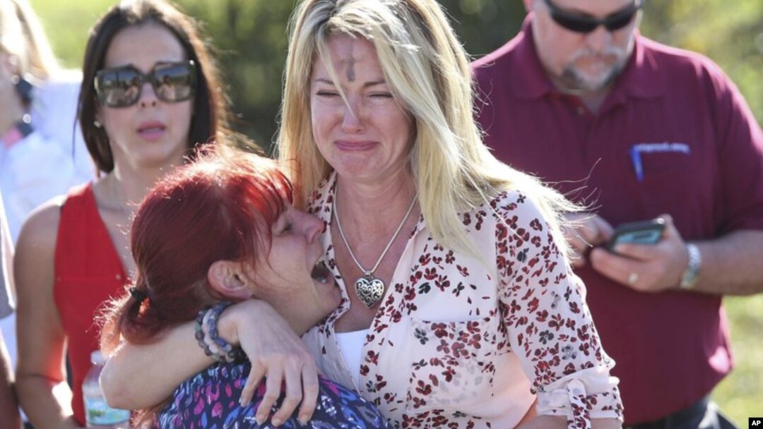 Roditelji čekaju vijesti poslije izveštaja o pucnjavi u srednjoj školi Stoneman Douglas High School u Parklandu, Florida.