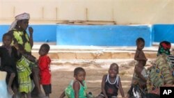 Children suffering from lead poisoning wait to see medical workers, in Gusau, Nigeria, 09 Jun 2010