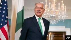 Menlu Pakistan Khawaja Muhammad Asif di kantor Deplu AS di Washington DC, Kamis (5/10). 