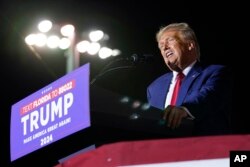 Mantan Presiden Donald Trump berbicara pada rapat umum kampanye di Hialeah, Florida, 8 November 2023. (Foto: AP)