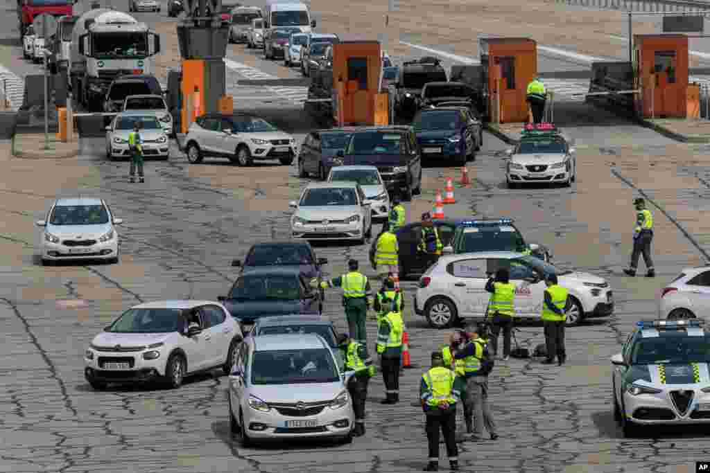 스페인 아로요몰리노스 검문소에서 경찰관들이 차량을 검색하고 있다. 스페인은 코로나 사태 중 유럽연합국가들이 자국민의 여행을 제한할 것을 원하고 있다. 
