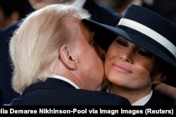 Presiden Donald Trump mencium ibu negara Melania Trump setelah diambil sumpahnya dalam Pelantikan Presiden ke-60 di Rotunda Gedung Capitol AS di Washington, Senin, 20 Januari 2025. (Foto: Julia Demaree Nikhinson-Pool via Imagn Images)