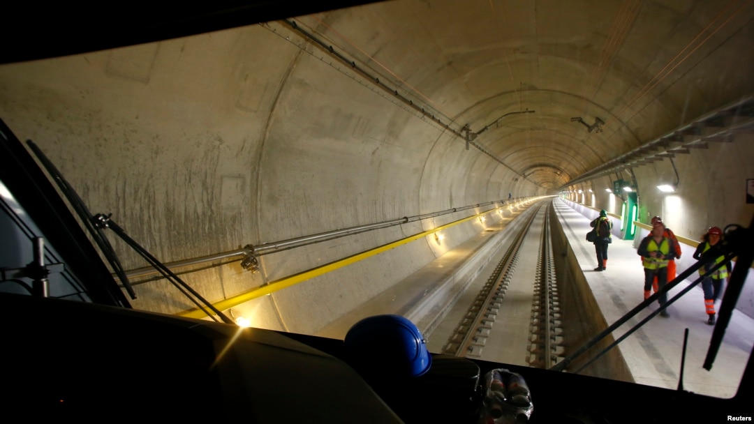 Terowongan Gotthard, membentang sepanjang 57 kilometer di bawah pegunungan Alpen, Swiss (1/6). 