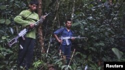 Guerrilleros de Sendero Luminoso en la selva peruana. Uno de sus logísticos fue capturado en España.