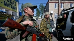 Tentara separatis pro-Rusia di sebuah pos pemeriksaan di luar kota Donetsk (6/9). (Reuters/Maxim Shemetov)