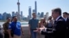 美國國務卿安東尼·布林肯（Antony Blinken）2024年4月25日在訪問上海外灘時與遊客交談。 （媒體聯訪照片）