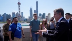 美国国务卿安东尼·布林肯（Antony Blinken）2024年4月25日在访问上海外滩时与游客交谈。（媒体联访照片）